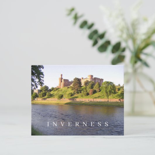 Carte postale vue château d'Inverness (Debout devant)