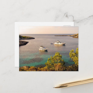 Carte Postale Vue côtière de Portinatx Ibiza avec yachts de luxe