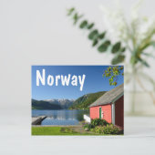 Carte Postale Vue du fjord norvégien avec pavillon rouge (Debout devant)