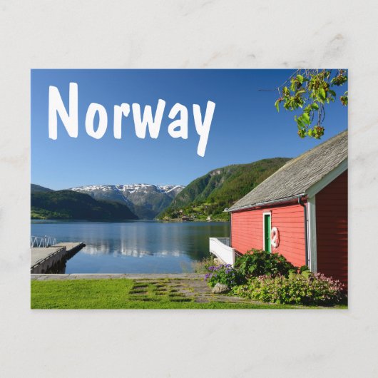 Carte Postale Vue du fjord norvégien avec pavillon rouge (Devant)