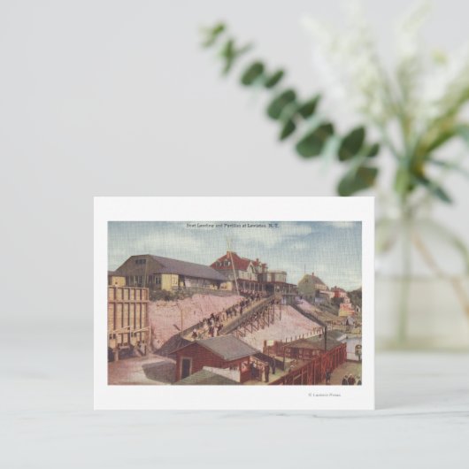 Carte Postale Vue d'un débarquement en bateau et d'un pavillon (Debout devant)