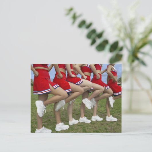 Carte Postale Vue en basse section d'un groupe de Cheerleaders (Debout devant)