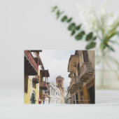 Carte Postale Vue en contre-plongée d'appartements le long de la (Debout devant)