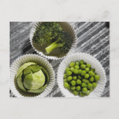 Carte Postale Vue en grand angle des légumes dans les tasses en  (Devant)