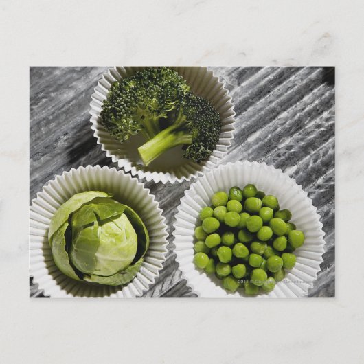 Carte Postale Vue en grand angle des légumes dans les tasses en  (Devant)