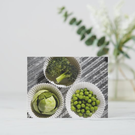 Carte Postale Vue en grand angle des légumes dans les tasses en  (Debout devant)