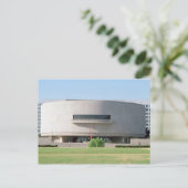 Carte Postale Vue extérieure du musée Hirshhorn, 1974 ) (Debout devant)