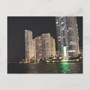 Carte Postale Vue nocturne de la plage sur la skyline de luxe à