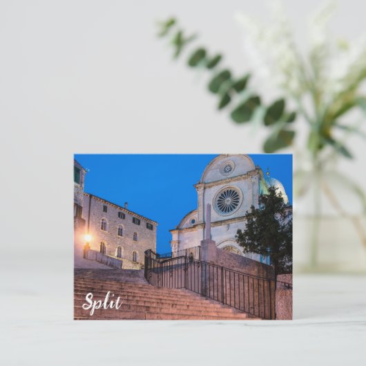 Carte Postale Vue nocturne des escaliers et de l'église à Split, (Debout devant)