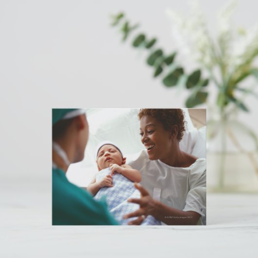 Carte Postale vue rapprochée élevée d'un médecin qui remet un no (Debout devant)