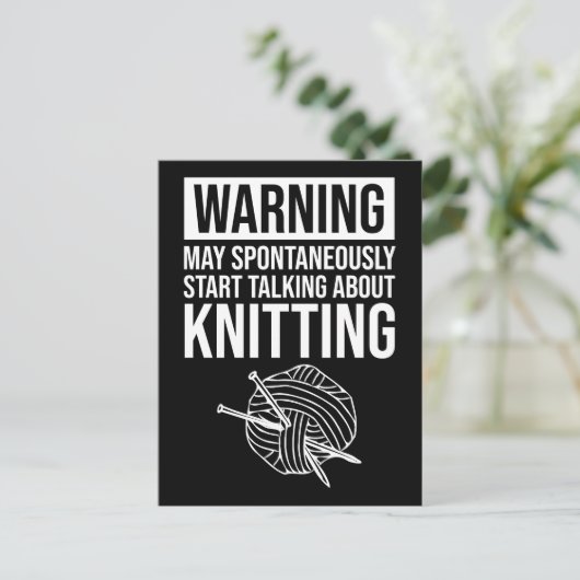 Carte Postale Warning - May Start Talking About Knitting (Debout devant)