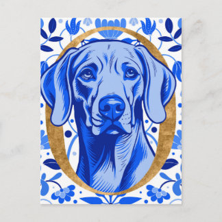 Carte Postale Weimaraner regardant à travers la lettre "O" en or