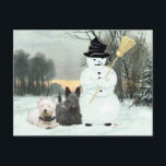 Carte Postale Westie & Scottie Construire un Snowman<br><div class="desc">Oui,  ils l'ont construit eux-mêmes ! ! Ce Westie et Scottie passent une bonne journée d'hiver ensemble ! Avez-vous un Westie et Scottie,  nous le faisons ! Ces designs sont créés à partir de mon oeuvre originale et disponibles sur les vêtements,  la nouveauté et les cadeaux! Profite ! !</div>