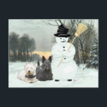 Carte Postale Westie & Scottie Construire un Snowman<br><div class="desc">Oui,  ils l'ont construit eux-mêmes ! ! Ce Westie et Scottie passent une bonne journée d'hiver ensemble ! Avez-vous un Westie et Scottie,  nous le faisons ! Ces designs sont créés à partir de mon oeuvre originale et disponibles sur les vêtements,  la nouveauté et les cadeaux! Profite ! !</div>