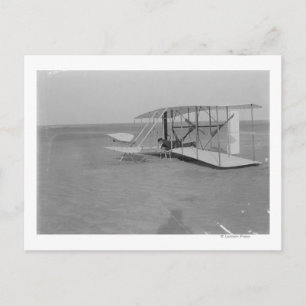 Carte Postale Wilbur Wright dans l'avion endommagé après
