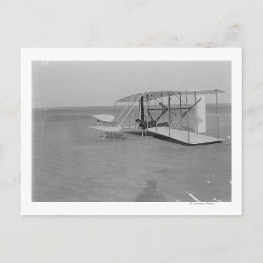 Carte Postale Wilbur Wright dans un avion endommagé après (Devant)