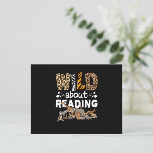 Carte Postale Wild About Reading Books And Bookworm Library (Debout devant)