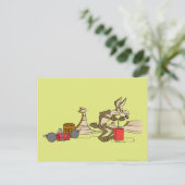 CARTE POSTALE WILE E. COYOTE™ ACME TNT (Debout devant)