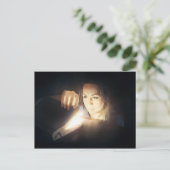Carte Postale Woman Looks Inside (Debout devant)