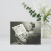 Carte Postale Woman Sitting in chaise (Debout devant)