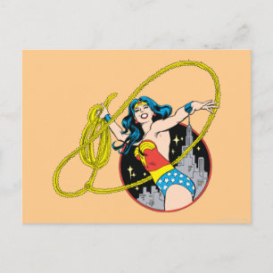 Carte Postale Wonder Woman avec l'Arrière - plan de la ville