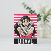 Carte Postale Wonder Woman Defender - Modèle (Debout devant)