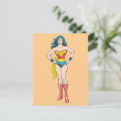 Carte Postale Wonder Woman tient sur les hanches (Debout devant)
