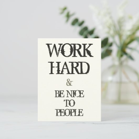 Carte Postale Work Hard and Be nice to People Motivation (Debout devant)