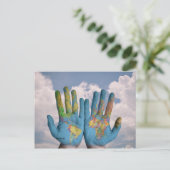 Carte postale "World in Your Hands" (Debout devant)