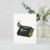 Carte Postale XX- Mante religieuse sur une Bible (Debout devant)