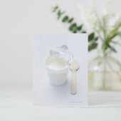 Carte Postale Yaourt dans la tasse jetable ouverte (Debout devant)
