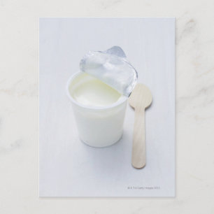 Carte Postale Yaourt dans la tasse jetable ouverte