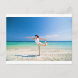 Carte Postale yoga de plage pratiqué par une asiatique mûrie