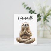 Carte Postale Yoga Sloth Namaste (Debout devant)