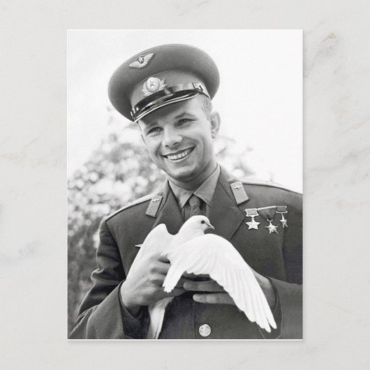 Carte Postale Youri Gagarine avec pigeon blanc, symbole de paix, (Devant)
