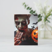 Carte Postale Zombie Manger du chocolat d'Halloween (Debout devant)