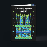 Carte Pour son gâteau d'anniversaire avec chandelles et<br><div class="desc">Une carte d'anniversaire brillante pour votre fils, avec beaucoup de bougies à motifs sur un gâteau d'anniversaire. En haut de la couverture, les mots "À un FILS très spécial" sont en blanc sur l'arrière - plan noir. Il y a un groupe bleu autour du gâteau avec "HAPPY BANTHDAY !" également...</div>