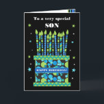 Carte Pour son gâteau d'anniversaire avec chandelles et<br><div class="desc">Une carte d'anniversaire brillante pour votre fils, avec beaucoup de bougies à motifs sur un gâteau d'anniversaire. En haut de la couverture, les mots "À un FILS très spécial" sont en blanc sur l'arrière - plan noir. Il y a un groupe bleu autour du gâteau avec "HAPPY BANTHDAY !" également...</div>