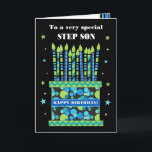 Carte Pour Step Son Anniversaire Gâteau aux bougies Cart<br><div class="desc">Une carte d'anniversaire brillante pour votre beau-fils, avec beaucoup de bougies à motifs sur un gâteau d'anniversaire. En haut de la couverture avant, les mots "À un fils très spécial" sont en blanc sur l'arrière - plan noir. Il y a un groupe bleu autour du gâteau avec "HAPPY BANTHDAY !"...</div>