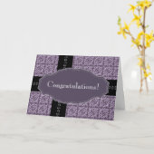 Carte pourpre de félicitation de point de damassé (Fleur jaune)