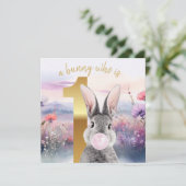 Carte Premier anniversaire de lapin soufflant de gomme r (Debout devant)