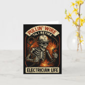 Carte Pullin Wire Til I Retire Funny Electrician Lineman (Fleur jaune)