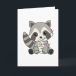 Carte Raccoon<br><div class="desc">Les Racon to softness with fairy lights. Funny animals with toxits and snow to the holidays. Donc Funny for Christmas in July. Raccoons are sweet animals and perfect for Christmas.</div>