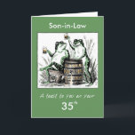 Carte Rapport fait sur commande, âge, trente-cinquième<br><div class="desc">Cette carte verte humoristique montre des grenouilles se reposant autour de la bière potable. Changez le rapport et l'âge pour adapter l'anniversaire que vous voulez griller !</div>