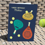Carte Raquettes et balles de tennis Padel Personnalisées<br><div class="desc">Souhaitez à votre joueur de padel préféré un joyeux anniversaire ou customisez cette carte de voeux avec un message de votre propre choix. Tout le texte à l'avant et à l'intérieur de la carte peut être personnalisé avec votre propre message. Il présente des illustrations de raquettes et de balles de...</div>