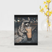 Carte Raton laveur buvant un café glacé Mème d'animal dr (Fleur jaune)