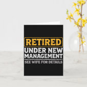 Carte Retired Under New Management Funny Mens Husband Re (Fleur jaune)