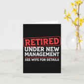 Carte Retired Under New Management Funny Mens Husband Re (Fleur jaune)