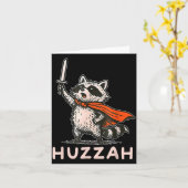 Carte Retro Huzzah Raccoon Knight Funny Sword Meme Quote (Fleur jaune)