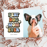 Carte Retro Meilleur Chien Maman Anniversaire Fête des m<br><div class="desc">Traitez un chien propriétaire de cette carte de jour cool rétro pour les mères de animal de compagnie avec le dicton "BEST DOG MOM EVER" dans une police vintage multicolore des années 60, fleurs blanches audacieuses, une photo de leur chien mignon, et le nom de l'animal de compagnie. Cette carte...</div>